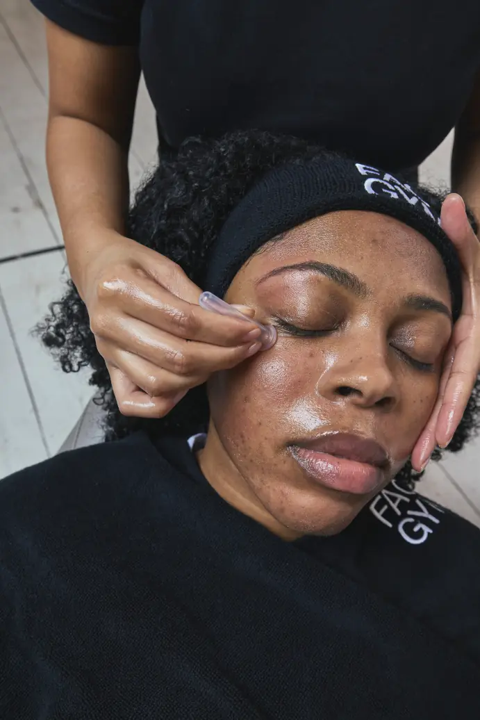 FACEGYM trainer working on a client